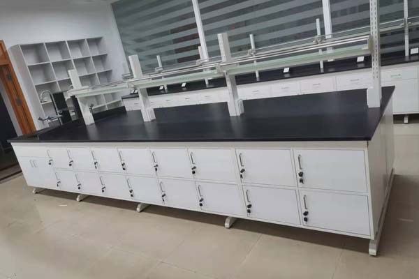 實驗臺在使用過程中需要注意哪些安全事項？